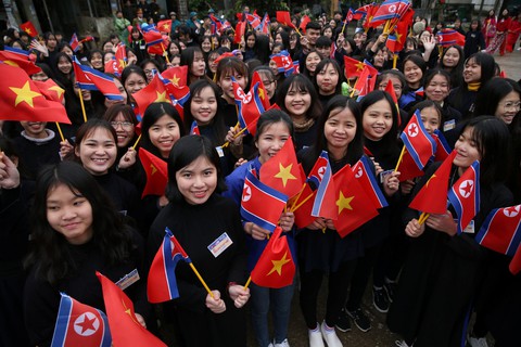 Nhà lãnh đạo Triều Tiên tươi cười rạng rỡ khi đặt chân tới Đồng Đăng - Ảnh 2. Nhà lãnh đạo Triều Tiên tươi cười rạng rỡ khi đặt chân tới Đồng Đăng - Ảnh 2.