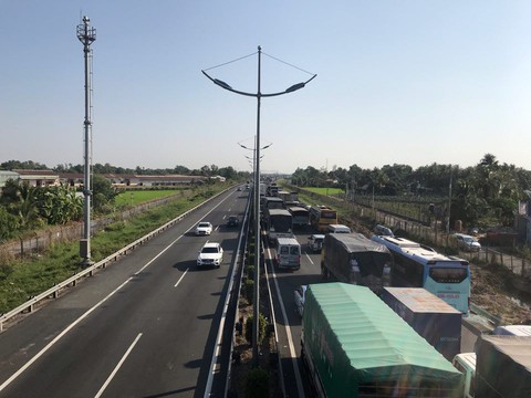3 xe container đụng nhau trên cao tốc, một người chết - Ảnh 2. 3 xe container đụng nhau trên cao tốc, một người chết - Ảnh 2.