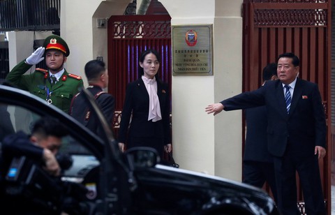 Ông Kim Jong Un cùng em gái đến thăm Đại sứ quán Triều Tiên - Ảnh 3. Ông Kim Jong Un cùng em gái đến thăm Đại sứ quán Triều Tiên - Ảnh 3.