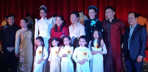 Hoa hậu H’Hen Niê: Sẽ dùng hết năng lượng quảng bá áo dài Việt Nam - Ảnh 1. Hoa hậu H’Hen Niê: Sẽ dùng hết năng lượng quảng bá áo dài Việt Nam - Ảnh 1.