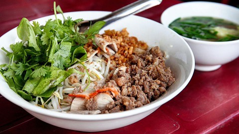 Du khách mách phóng viên quán ngon bình dân ở trung tâm Hà Nội - Ảnh 2. Du khách mách phóng viên quán ngon bình dân ở trung tâm Hà Nội - Ảnh 2.
