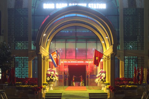 Ga Đồng Đăng rực rỡ cờ hoa 3 nước trong đêm 13 độ trước giờ đón ông Kim Jong Un - Ảnh 2. Ga Đồng Đăng rực rỡ cờ hoa 3 nước trong đêm 13 độ trước giờ đón ông Kim Jong Un - Ảnh 2.