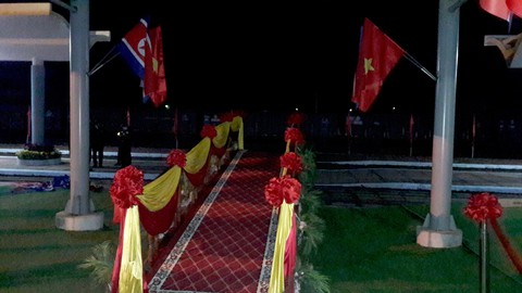 Ga Đồng Đăng rực rỡ cờ hoa 3 nước trong đêm 13 độ trước giờ đón ông Kim Jong Un - Ảnh 5. Ga Đồng Đăng rực rỡ cờ hoa 3 nước trong đêm 13 độ trước giờ đón ông Kim Jong Un - Ảnh 5.