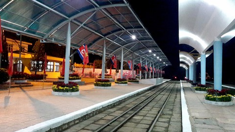 Ga Đồng Đăng rực rỡ cờ hoa 3 nước trong đêm 13 độ trước giờ đón ông Kim Jong Un - Ảnh 1. Ga Đồng Đăng rực rỡ cờ hoa 3 nước trong đêm 13 độ trước giờ đón ông Kim Jong Un - Ảnh 1.