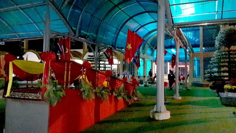 Ga Đồng Đăng rực rỡ cờ hoa 3 nước trong đêm 13 độ trước giờ đón ông Kim Jong Un - Ảnh 4. Ga Đồng Đăng rực rỡ cờ hoa 3 nước trong đêm 13 độ trước giờ đón ông Kim Jong Un - Ảnh 4.