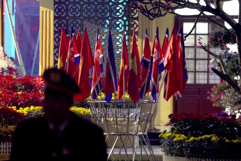 Ga Đồng Đăng rực rỡ cờ hoa 3 nước trong đêm 13 độ trước giờ đón ông Kim Jong Un - Ảnh 3. Ga Đồng Đăng rực rỡ cờ hoa 3 nước trong đêm 13 độ trước giờ đón ông Kim Jong Un - Ảnh 3.