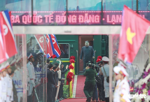 Chủ tịch Kim Jong Un nói gì khi đặt chân đến Việt Nam? - Ảnh 1. Chủ tịch Kim Jong Un nói gì khi đặt chân đến Việt Nam? - Ảnh 1.