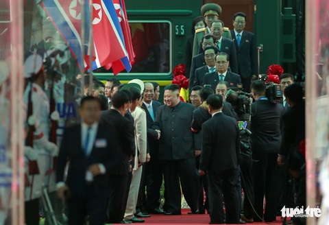 Chủ tịch Kim Jong Un nói gì khi đặt chân đến Việt Nam? - Ảnh 3. Chủ tịch Kim Jong Un nói gì khi đặt chân đến Việt Nam? - Ảnh 3.
