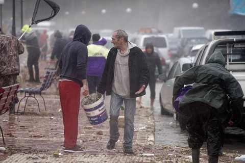 Bất ngờ có mưa cá do sóng lớn, dân Malta trúng mánh - Ảnh 5. Bất ngờ có mưa cá do sóng lớn, dân Malta trúng mánh - Ảnh 5.