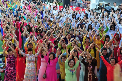 TP Hồ Chí Minh khuyến khích phụ nữ mặc áo dài trong tháng 3 - Ảnh 1. TP Hồ Chí Minh khuyến khích phụ nữ mặc áo dài trong tháng 3 - Ảnh 1.