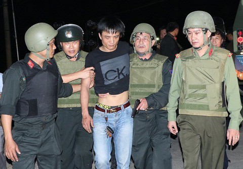 Khởi tố nghi phạm vận chuyển ma túy ôm súng cố thủ trong xe - Ảnh 1. Khởi tố nghi phạm vận chuyển ma túy ôm súng cố thủ trong xe - Ảnh 1.