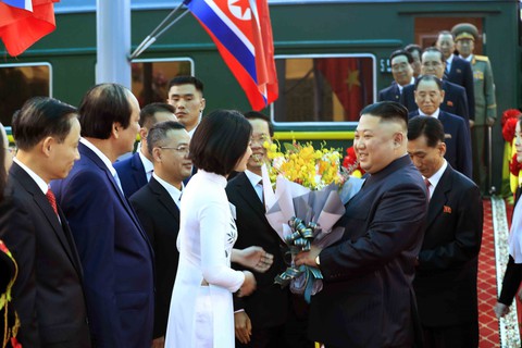 Nữ sinh xứ Lạng tặng hoa ông Kim Jong Un ở ga Đồng Đăng là ai? - Ảnh 1. Nữ sinh xứ Lạng tặng hoa ông Kim Jong Un ở ga Đồng Đăng là ai? - Ảnh 1.