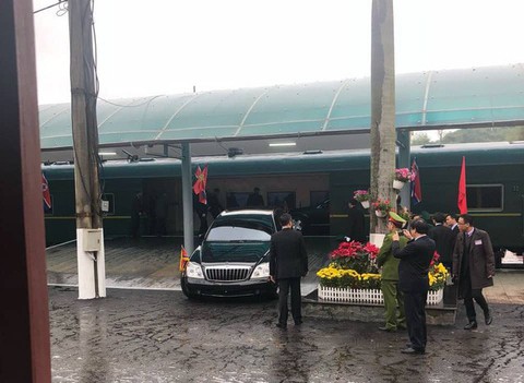 Ông Kim Jong Un mở cửa chống đạn, vẫy tay chào: chưa từng có tiền lệ - Ảnh 4. Ông Kim Jong Un mở cửa chống đạn, vẫy tay chào: chưa từng có tiền lệ - Ảnh 4.