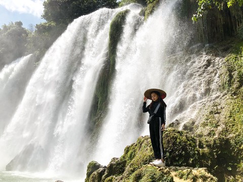 9X tặng hoa cho ông Trump ở sân bay Nội Bài: một cô gái thú vị! - Ảnh 6. 9X tặng hoa cho ông Trump ở sân bay Nội Bài: một cô gái thú vị! - Ảnh 6.