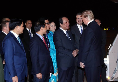 9X tặng hoa cho ông Trump ở sân bay Nội Bài: một cô gái thú vị! - Ảnh 1. 9X tặng hoa cho ông Trump ở sân bay Nội Bài: một cô gái thú vị! - Ảnh 1.