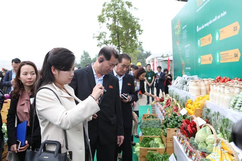 Nữ ca sĩ quyền lực nhất Triều Tiên thích thú khi ăn... ớt Việt Nam - Ảnh 3. Nữ ca sĩ quyền lực nhất Triều Tiên thích thú khi ăn... ớt Việt Nam - Ảnh 3.