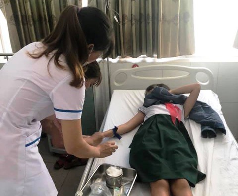 16 học sinh ngộ độc nghi do uống trà sữa - Ảnh 1. 16 học sinh ngộ độc nghi do uống trà sữa - Ảnh 1.