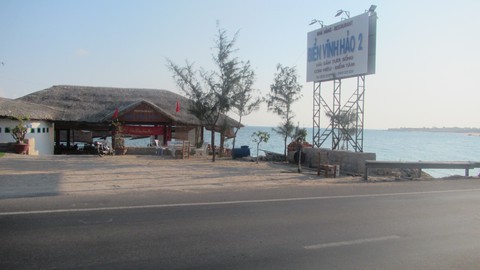 Bình Thuận chỉ đạo làm rõ vụ nhà hàng lấn bờ biển - Ảnh 1. Bình Thuận chỉ đạo làm rõ vụ nhà hàng lấn bờ biển - Ảnh 1.