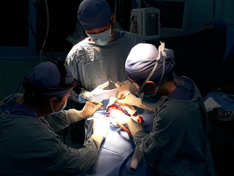 Cuộc chiến sau 0 giờ của các bác sĩ - Ảnh 1. Cuộc chiến sau 0 giờ của các bác sĩ - Ảnh 1.