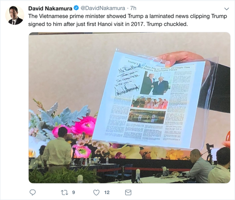 Tổng thống Trump bất ngờ với vật kỉ niệm của Thủ tướng Nguyễn Xuân Phúc - Ảnh 2. Tổng thống Trump bất ngờ với vật kỉ niệm của Thủ tướng Nguyễn Xuân Phúc - Ảnh 2.