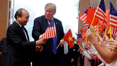 Tổng thống Trump gây thích thú với hình ảnh vẫy cờ Việt Nam - Ảnh 4. Tổng thống Trump gây thích thú với hình ảnh vẫy cờ Việt Nam - Ảnh 4.