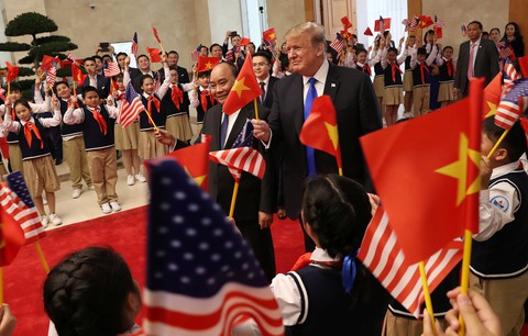 Tổng thống Trump gây thích thú với hình ảnh vẫy cờ Việt Nam - Ảnh 5. Tổng thống Trump gây thích thú với hình ảnh vẫy cờ Việt Nam - Ảnh 5.