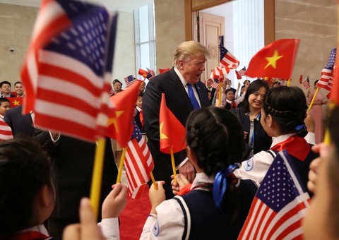Tổng thống Trump gây thích thú với hình ảnh vẫy cờ Việt Nam - Ảnh 2. Tổng thống Trump gây thích thú với hình ảnh vẫy cờ Việt Nam - Ảnh 2.