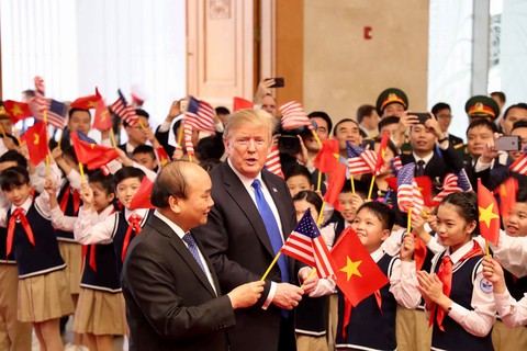 Tổng thống Trump gây thích thú với hình ảnh vẫy cờ Việt Nam - Ảnh 6. Tổng thống Trump gây thích thú với hình ảnh vẫy cờ Việt Nam - Ảnh 6.
