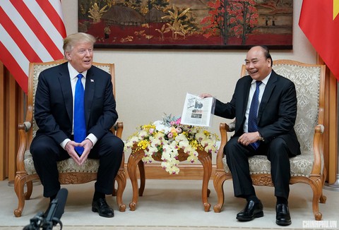 Tổng thống Trump bất ngờ với vật kỉ niệm của Thủ tướng Nguyễn Xuân Phúc - Ảnh 1. Tổng thống Trump bất ngờ với vật kỉ niệm của Thủ tướng Nguyễn Xuân Phúc - Ảnh 1.