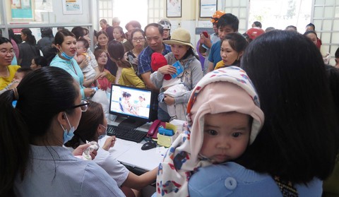 Thiếu vắc xin 6 trong 1, dân chen lấn để tiêm cho con - Ảnh 1. Thiếu vắc xin 6 trong 1, dân chen lấn để tiêm cho con - Ảnh 1.