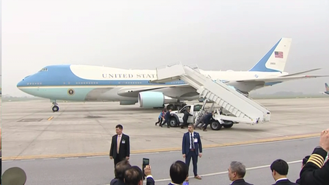 Tổng thống Trump ra sân bay Nội Bài, về nước sớm hơn dự kiến - Ảnh 3. Tổng thống Trump ra sân bay Nội Bài, về nước sớm hơn dự kiến - Ảnh 3.