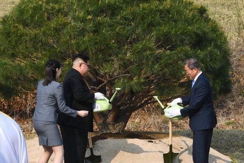 Bí ẩn cô em gái của ông Kim Jong Un - Ảnh 10. Bí ẩn cô em gái của ông Kim Jong Un - Ảnh 10.