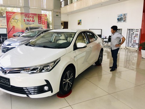 Ôtô trong nước đua giảm giá, xe nhập khẩu vẫn ồ ạt cập cảng - Ảnh 1. Ôtô trong nước đua giảm giá, xe nhập khẩu vẫn ồ ạt cập cảng - Ảnh 1.
