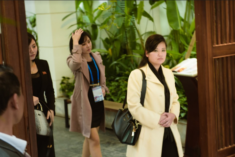 Đoàn Triều Tiên đi ăn nem rán, bánh xèo... ở Hà Nội - Ảnh 2. Đoàn Triều Tiên đi ăn nem rán, bánh xèo... ở Hà Nội - Ảnh 2.