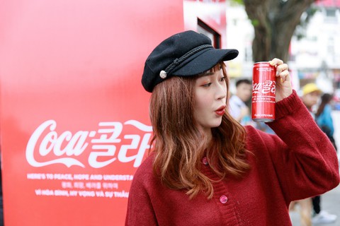 Coca-Cola nói gì về mẫu lon đặc biệt dịp thượng đỉnh Mỹ - Triều? - Ảnh 1. Coca-Cola nói gì về mẫu lon đặc biệt dịp thượng đỉnh Mỹ - Triều? - Ảnh 1.