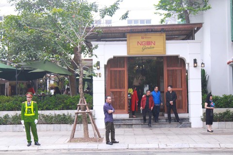 Đoàn Triều Tiên đi ăn nem rán, bánh xèo... ở Hà Nội - Ảnh 4. Đoàn Triều Tiên đi ăn nem rán, bánh xèo... ở Hà Nội - Ảnh 4.