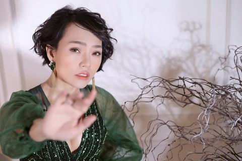 Thái Thùy Linh cố giấu nữ tính để đối đầu giông bão - Ảnh 4. Thái Thùy Linh cố giấu nữ tính để đối đầu giông bão - Ảnh 4.