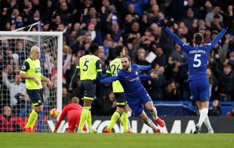 Tân binh Higuain tỏa sáng, Chelsea đè bẹp Huddersfield - Ảnh 1. Tân binh Higuain tỏa sáng, Chelsea đè bẹp Huddersfield - Ảnh 1.