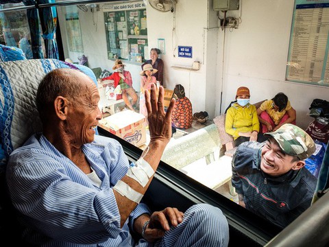Về để ngủ bù những ngày lăn lộn gầm giường bệnh viện - Ảnh 1. Về để ngủ bù những ngày lăn lộn gầm giường bệnh viện - Ảnh 1.