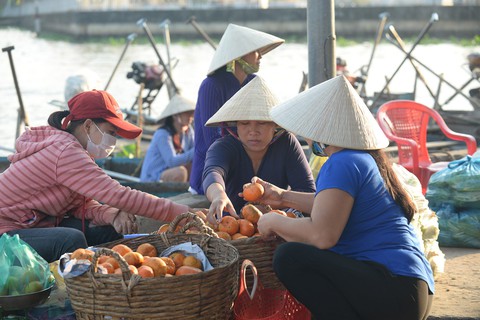 Rộn ràng chợ nổi Ngã Năm ngày 29 Tết - Ảnh 6. Rộn ràng chợ nổi Ngã Năm ngày 29 Tết - Ảnh 6.