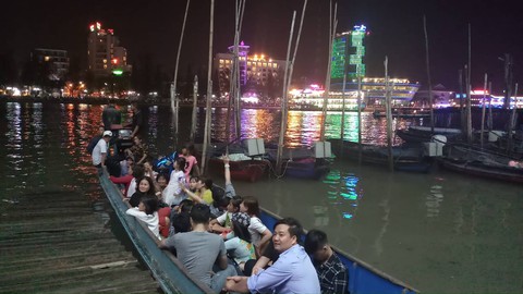 Người dân cả nước náo nức đón pháo hoa giao thừa - Ảnh 8. Người dân cả nước náo nức đón pháo hoa giao thừa - Ảnh 8.