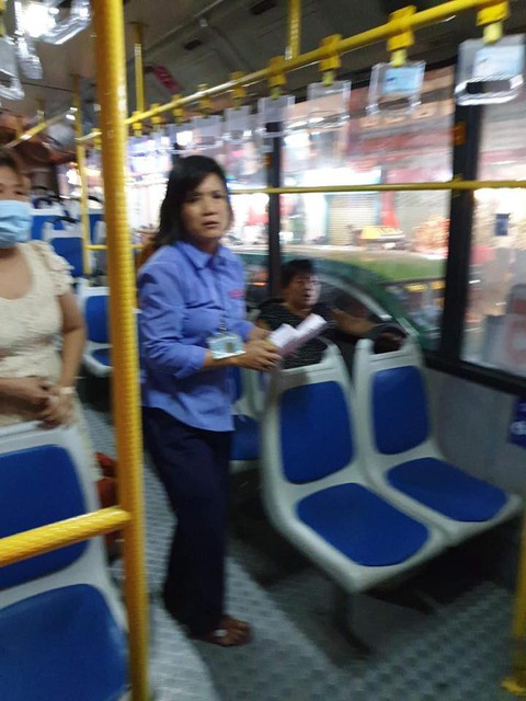 Nhân viên, hành khách xe buýt góp tiền, đưa bà bầu đi bệnh viện - Ảnh 1. Nhân viên, hành khách xe buýt góp tiền, đưa bà bầu đi bệnh viện - Ảnh 1.
