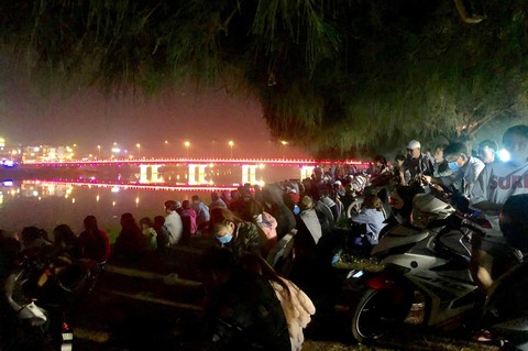 Người dân cả nước náo nức đón pháo hoa giao thừa - Ảnh 9. Người dân cả nước náo nức đón pháo hoa giao thừa - Ảnh 9.