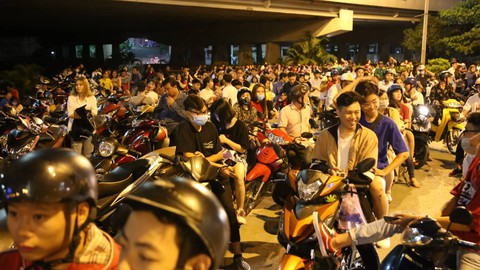 Người dân cả nước náo nức đón pháo hoa giao thừa - Ảnh 3. Người dân cả nước náo nức đón pháo hoa giao thừa - Ảnh 3.
