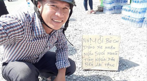 Xin mời bà con dừng xe nhận nước suối nghĩa tình - Ảnh 1. Xin mời bà con dừng xe nhận nước suối nghĩa tình - Ảnh 1.