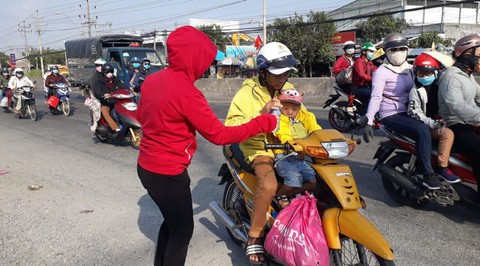 Xin mời bà con dừng xe nhận nước suối nghĩa tình - Ảnh 3. Xin mời bà con dừng xe nhận nước suối nghĩa tình - Ảnh 3.