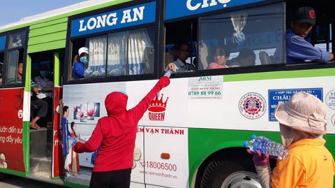 Xin mời bà con dừng xe nhận nước suối nghĩa tình - Ảnh 2. Xin mời bà con dừng xe nhận nước suối nghĩa tình - Ảnh 2.