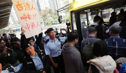 Người Hong Kong giận dữ xua đuổi du khách Trung Quốc - Ảnh 1. Người Hong Kong giận dữ xua đuổi du khách Trung Quốc - Ảnh 1.