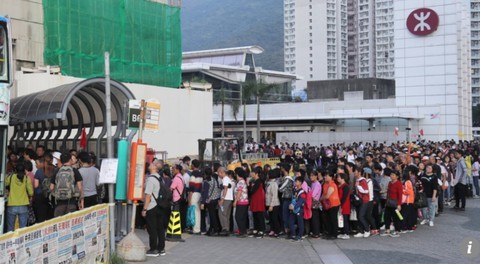 Người Hong Kong giận dữ xua đuổi du khách Trung Quốc - Ảnh 5. Người Hong Kong giận dữ xua đuổi du khách Trung Quốc - Ảnh 5.