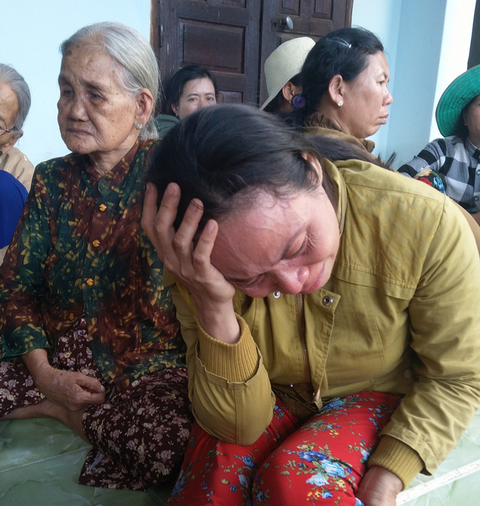 Nhân viên bán xăng bị cướp sát hại: Tang tóc ngày 30 Tết - Ảnh 2. Nhân viên bán xăng bị cướp sát hại: Tang tóc ngày 30 Tết - Ảnh 2.
